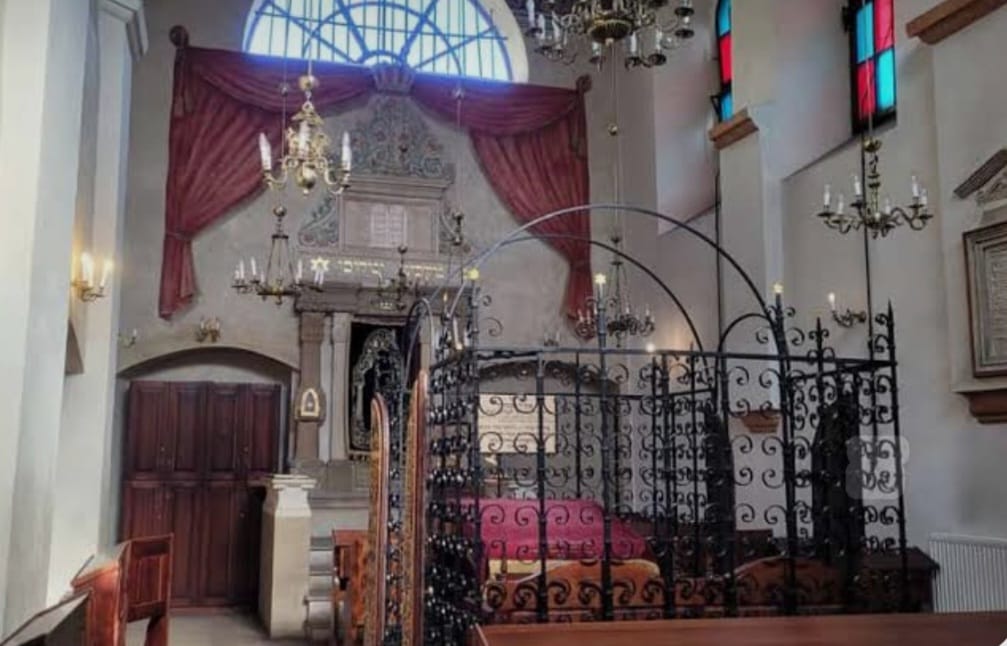 Ein weiterer Blick in den Gebetsraum der Remuh-Synagoge zeigt den Bereich hinter dem schmiedeeisernen Gitter.