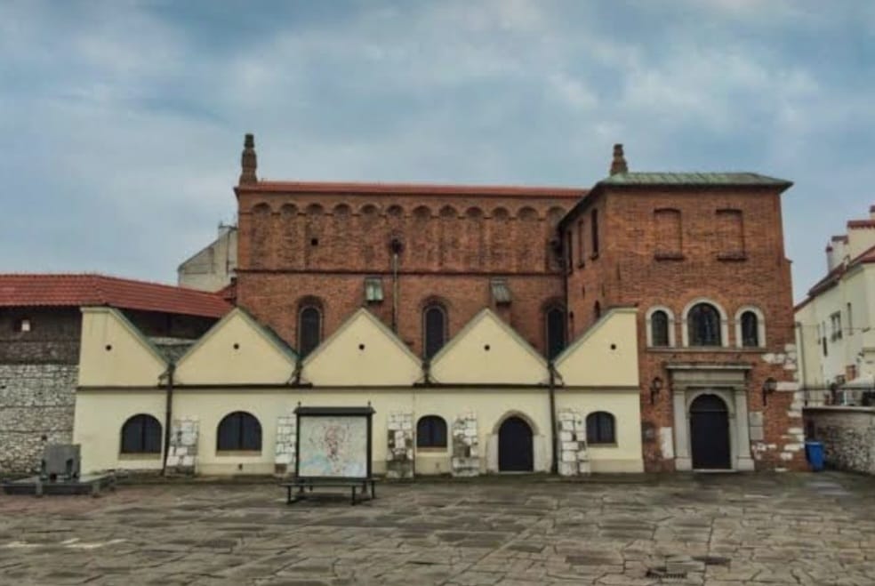 Ein gepflasterter Platz im jüdischen Viertel Kazimierz in Krakau. Im Hintergrund steht die Alte Synagoge.