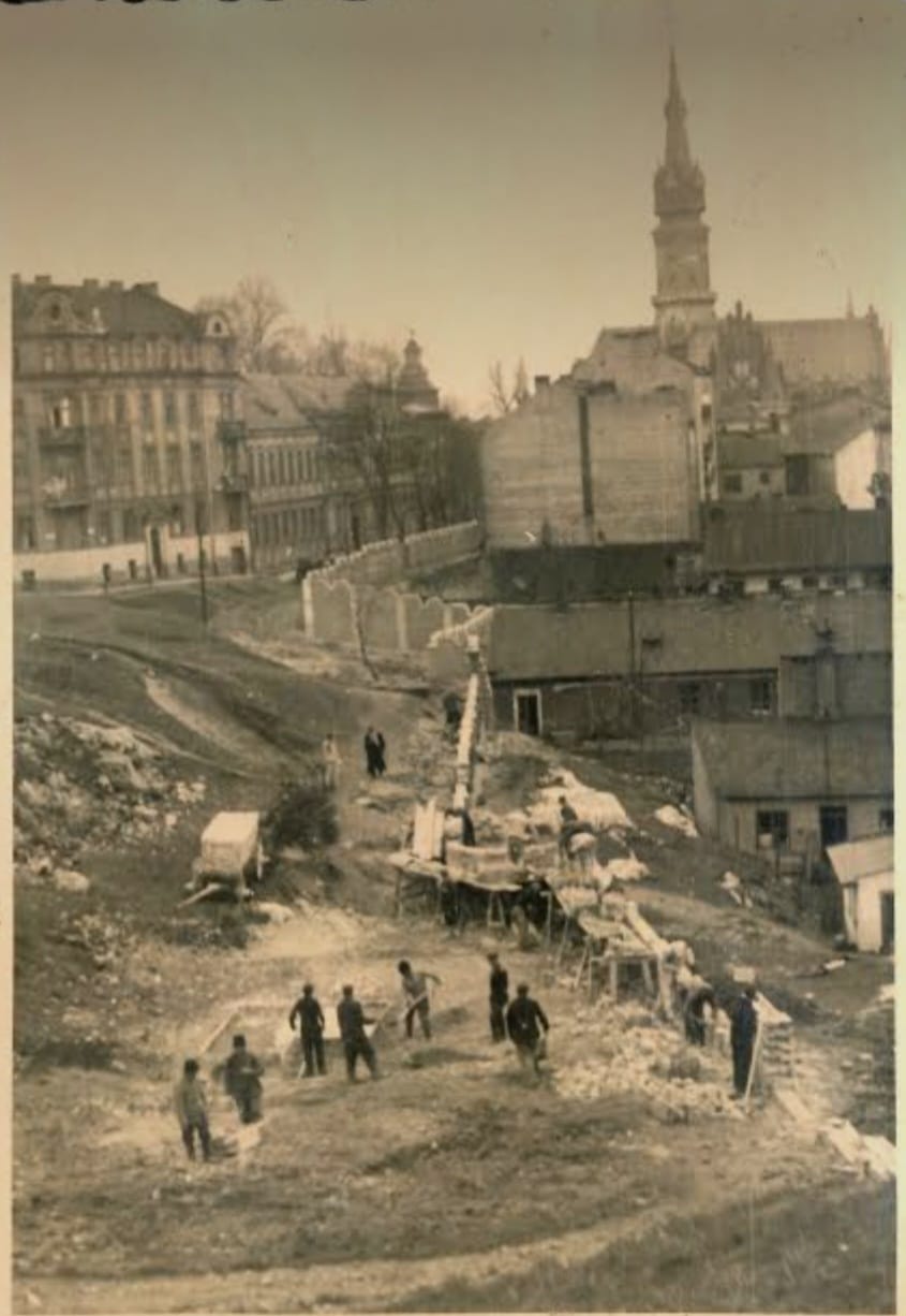 Die historische Aufnahme zeigt Bauarbeiten an der Abgrenzung des jüdischen Ghettos in Krakau im Jahr 1941.